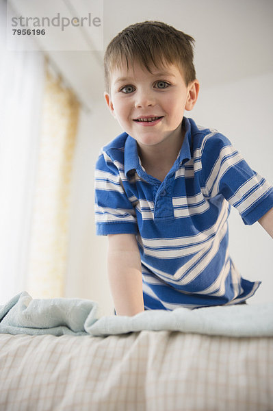 Portrait  Junge - Person  Bett  5-6 Jahre  5 bis 6 Jahre