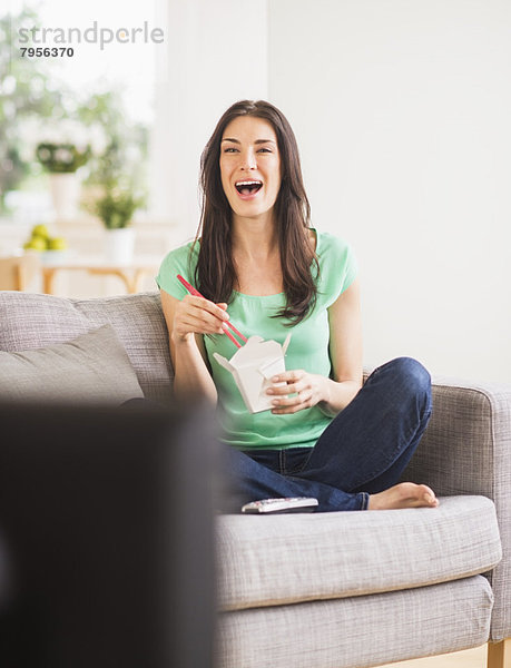 Portrait  Frau  sehen  Lebensmittel  Fernsehen  ausführen  essen  essend  isst