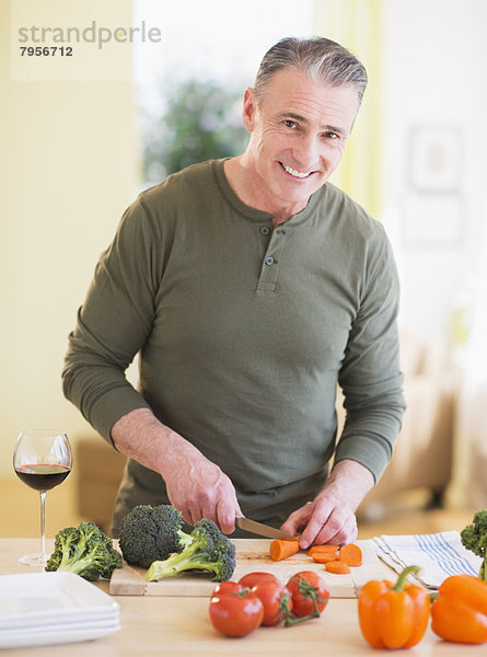 Portrait  Mann  schneiden  Gemüse
