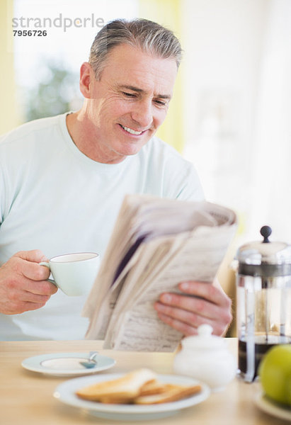 Portrait  Mann  Frühstück  Zeitung  vorlesen