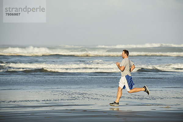 Mann  Strand  rennen  Mittelpunkt  Erwachsener