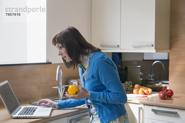 benutzen kochen Frau Notebook reifer Erwachsene reife Erwachsene