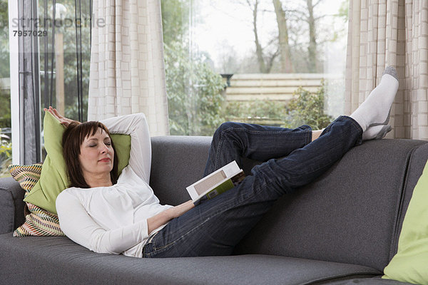 Frau  Entspannung  Couch  reifer Erwachsene  reife Erwachsene