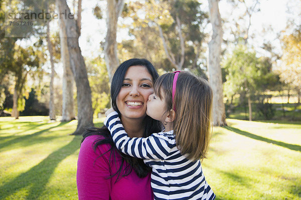 Portrait  lächeln  küssen  Tochter  5-6 Jahre  5 bis 6 Jahre  Mutter - Mensch