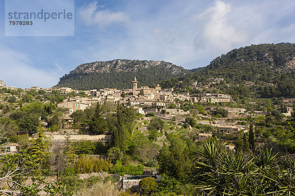 Spanien  Mallorca  Ansicht der Pfarrkirche Sant Bartomeu in der Altstadt von Valldemossa