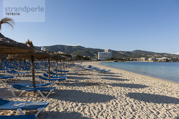 Spanien  Balearen  Mallorca  Palma  Blick auf Palmanova mit Sonnenliegen und Hotels