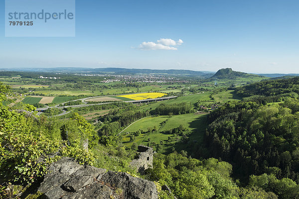 Deutschland  Blick auf die Hegauer Landschaft im Frühjahr und Schloss Hohenkraehen