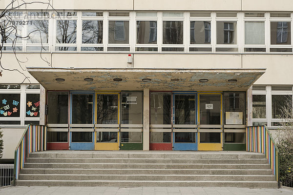 Deutschland  Berlin  Eingang der Schule