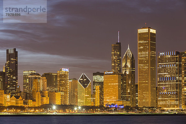 USA  Illinois  Chicago  View of skyline with Lake Michigan