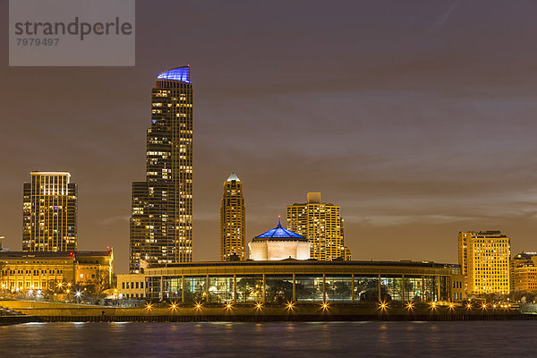 USA  Illinois  Chicago  Blick auf Shedd Aquarium und Willis Tower am Lake Michigan