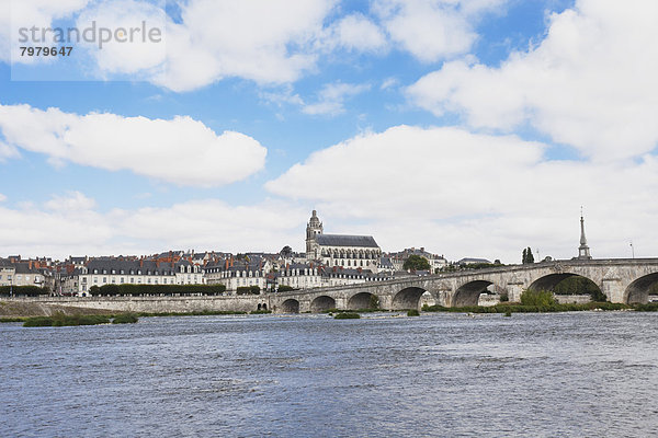 Frankreich  Blois  Blick auf Jacques Gabriel Brücke und Saint Louis Kathedrale