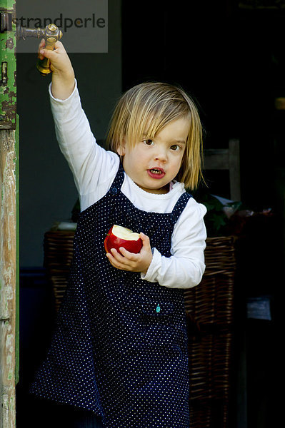Deutschland  Portrait eines Mädchens beim Apfelessen
