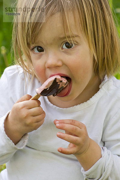 Deutschland  Mädchen beim Eis essen  Nahaufnahme