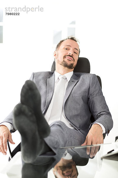 Deutschland  Porträt eines entspannt sitzenden Geschäftsmannes
