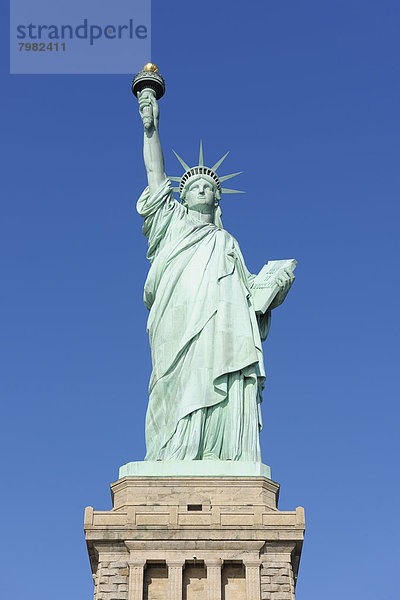 USA  New York State  New York City  Ansicht der Freiheitsstatue auf Liberty Island