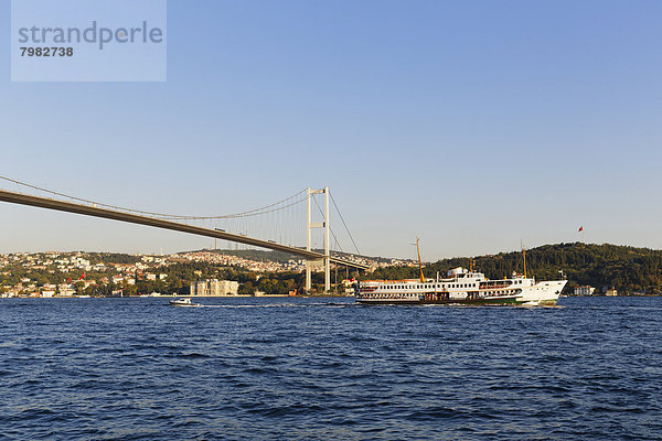Türkei  Istanbul  Blick auf Bosporusbrücke und Beylerbeyi-Palast