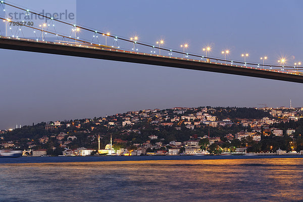 Türkei  Istanbul  Blick auf Bosporusbrücke und Beylerbeyi-Moschee im Hintergrund