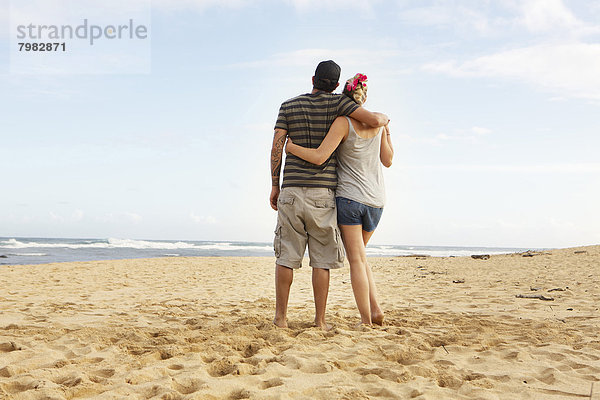 USA  Hawaii  Mittleres erwachsenes Paar am Strand stehend