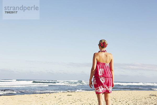 USA  Hawaii  Mittlere erwachsene Frau am Strand stehend