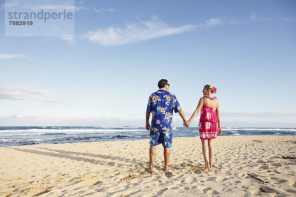 USA  Hawaii  Mittleres erwachsenes Paar beim Spazierengehen am Strand