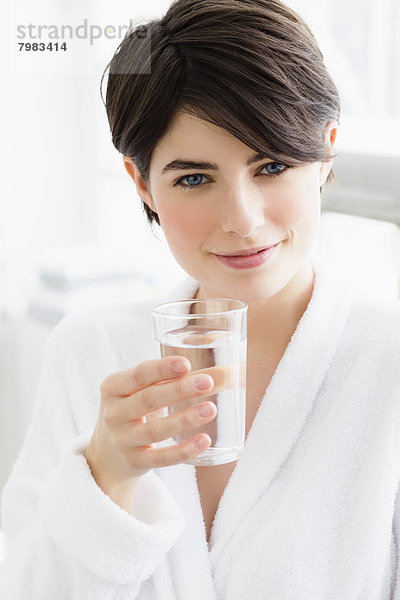 Porträt einer jungen Frau mit Wasserglas  Nahaufnahme