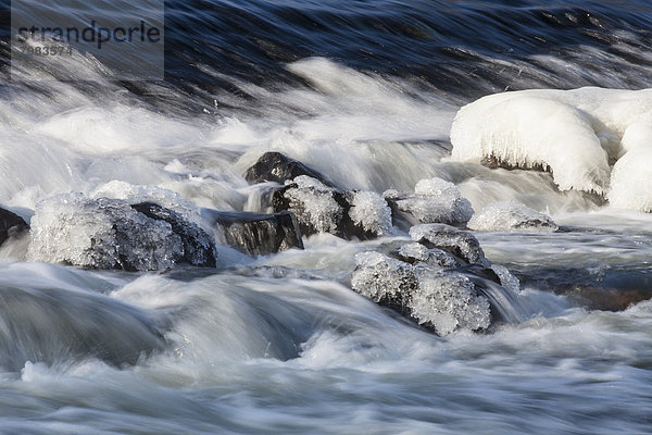 Deutschland  Hessen  Eis auf Felsbrocken im Fluss