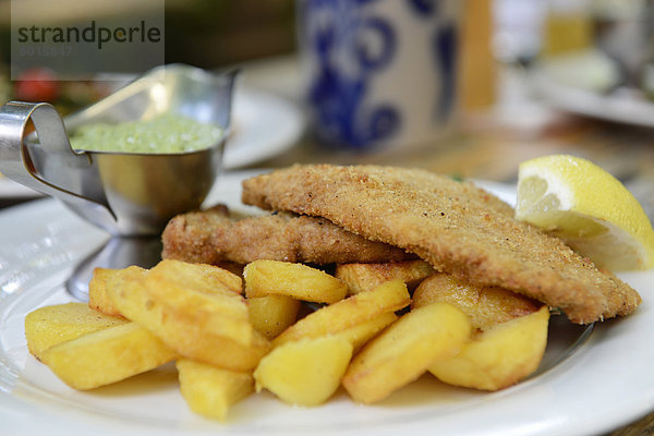 Wiener Schnitzel mit Bratkartoffeln und grüner Soße