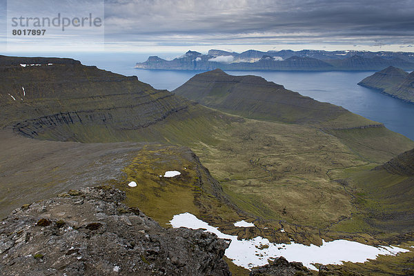 Berglandschaft im Abendlicht  hinten die Inseln Kalsoy und Kunoy