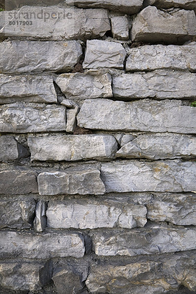 Detailaufnahme einer Steinplattenwand