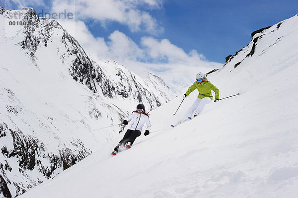 Zwei Frauen beim Skifahren