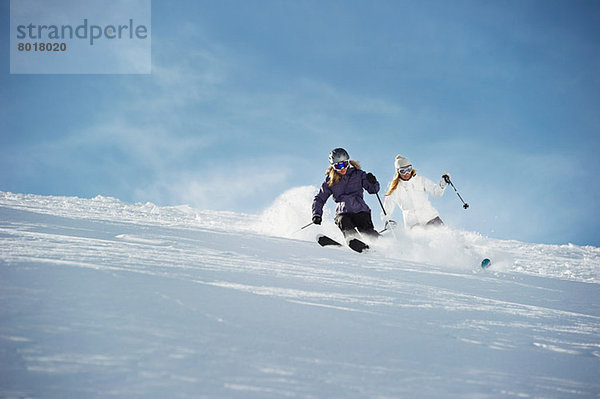 Zwei Frauen beim Skifahren