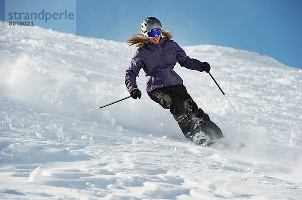 Frau beim Skifahren