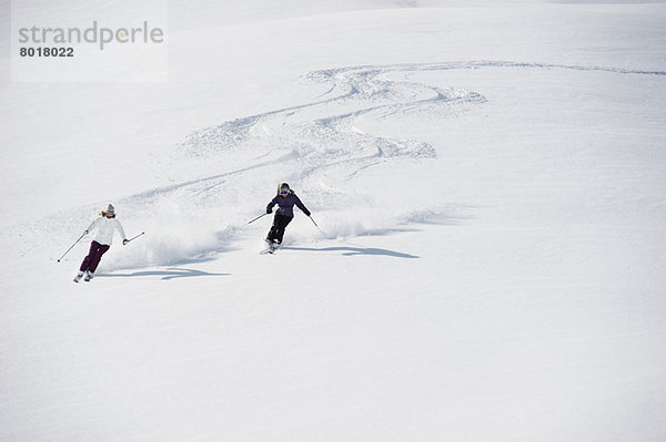 Zwei Frauen beim Skifahren