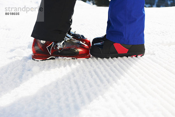 Snowboarder mit Stiefeln zusammen