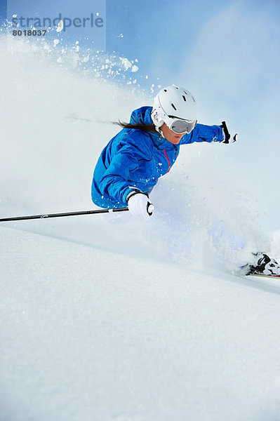Junge Frau beim Skifahren