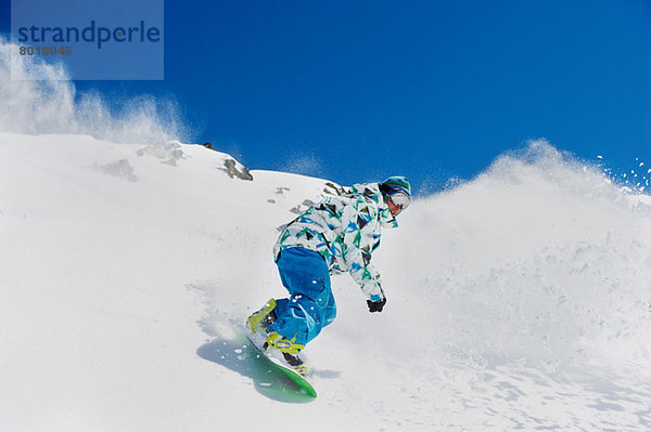 Männlicher Snowboarder in Aktion
