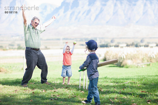 Jungen Großvater beim Cricketspielen