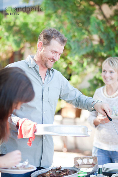 Familie und Freunde beim Grillen