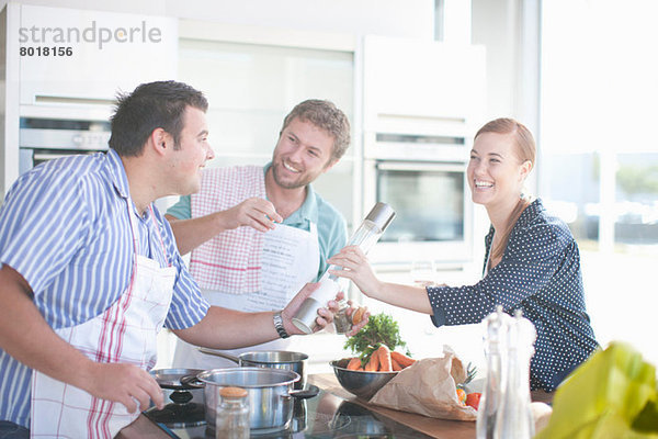 Freunde kochen gemeinsam in der Küche