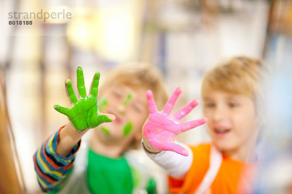 Jungen mit Farbe an den Händen