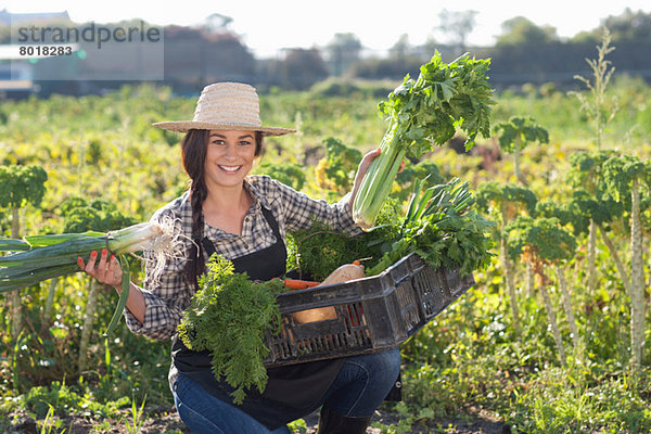 Junge Frau mit Gemüse vom Bauernhof