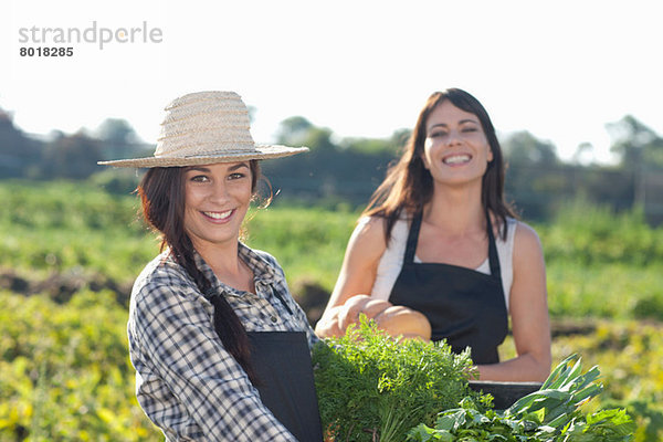 Frauen mit Gemüse vom Bauernhof