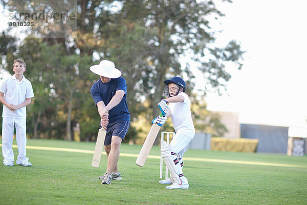 Jungen spielen Cricket
