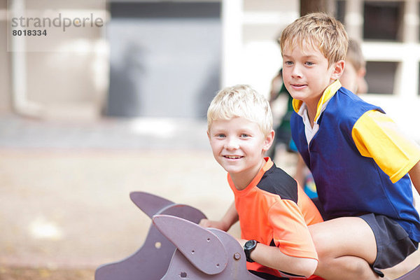 Jungen spielen im Park