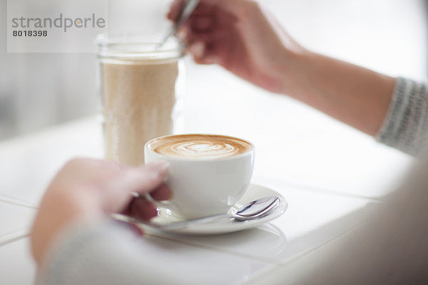 Frau im Café mit Kaffeetasse  Nahaufnahme
