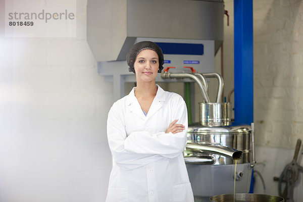 Porträt einer Frau in einem Olivenverarbeitungsbetrieb
