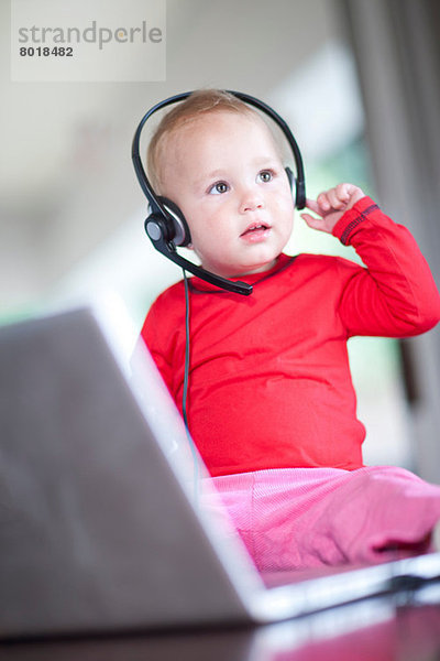 Kleinkind Mädchen mit Telefon-Headset