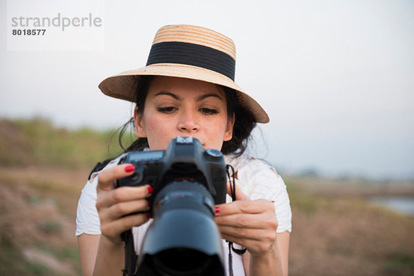 Frau mit Hut fotografiert