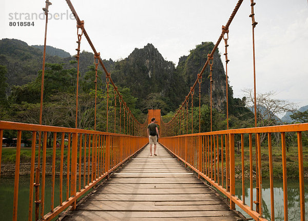 Mann auf Brücke über den Fluss  Vang Vieng  Laos