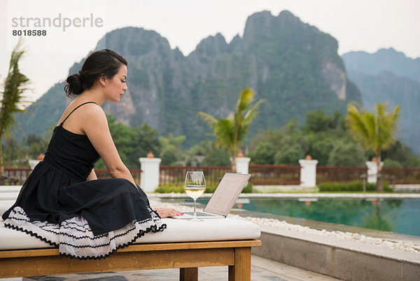 Frau mit Laptop am Pool  Vang Vieng  Laos